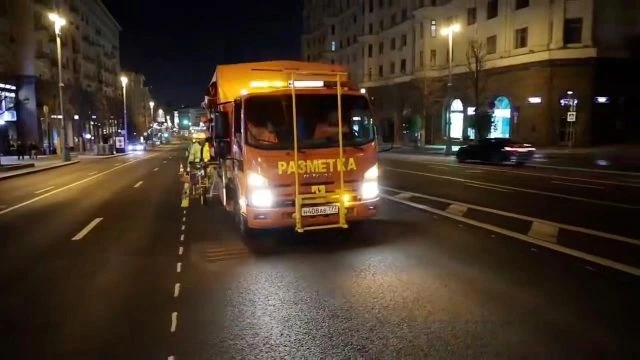 В центре Москвы начали наносить временную дорожную разметку для парада Победы